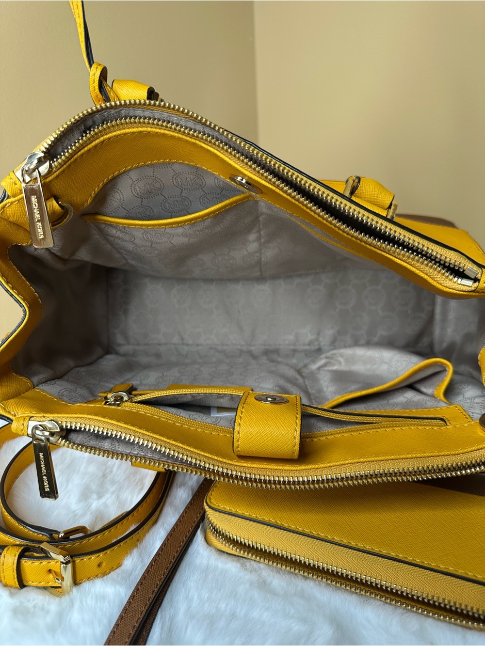 Set Michael Kors Yellow & Brown Saffiano Leather Top Handle Bag & Wallet & Strap - Picture 6 of 16